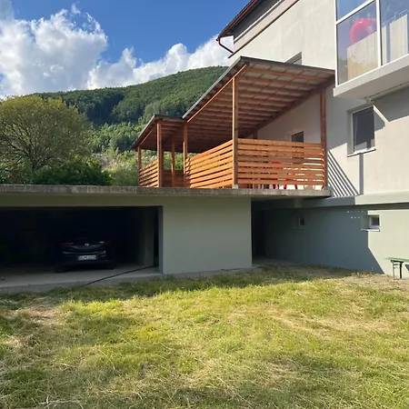 Pri Jazere Apartman Kralován