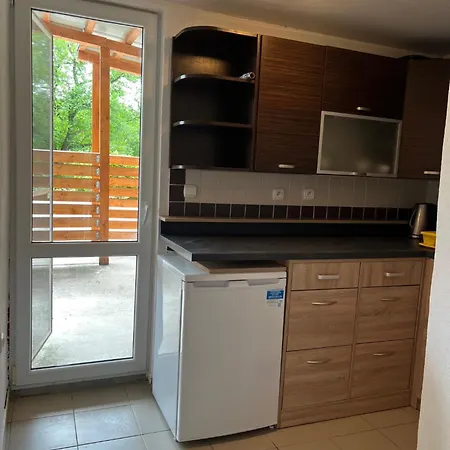 Pri Jazere Apartman Kralován
